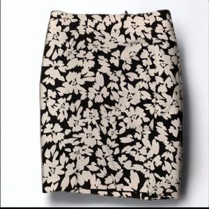 🌷NWOT black white floral pencil skirt